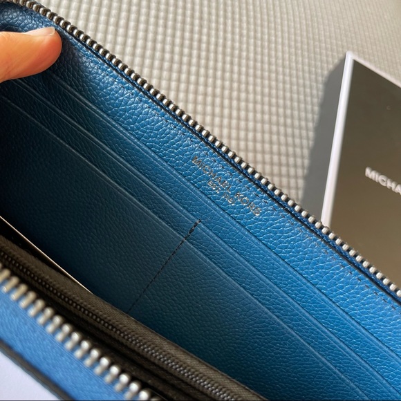 COPY - Michael Kors 36T7LRUE3L Russel Tech Zip Around Leather Wallet - Picture 5 of 6